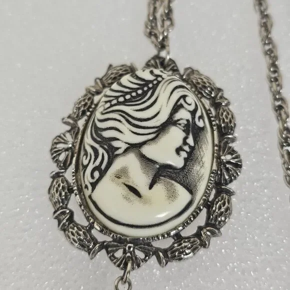 1970s Resin Cameo Black White Pendant Necklace Tassel Silver Tone Vintage - Picture 6 of 14